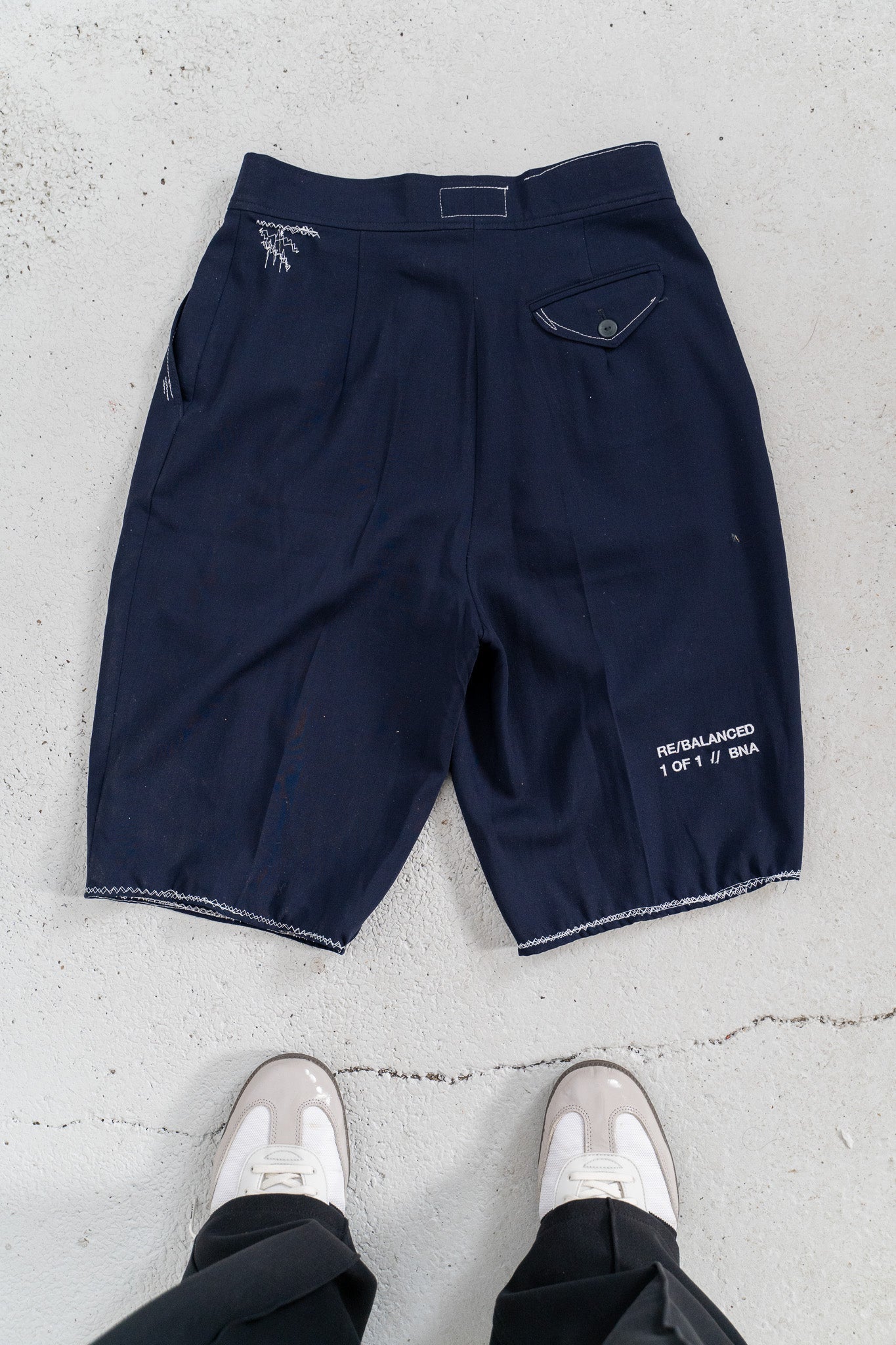 CENTER EMBROIDERED SHORT 1/1